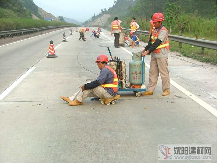 浙江衢州瀝青混凝土公路裂縫灌封膠廠家專業(yè)施工