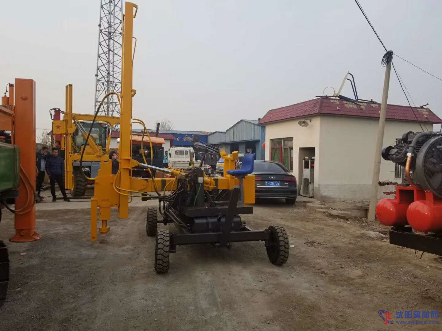 生產(chǎn)高速公路護欄打孔機 路面護欄打樁機